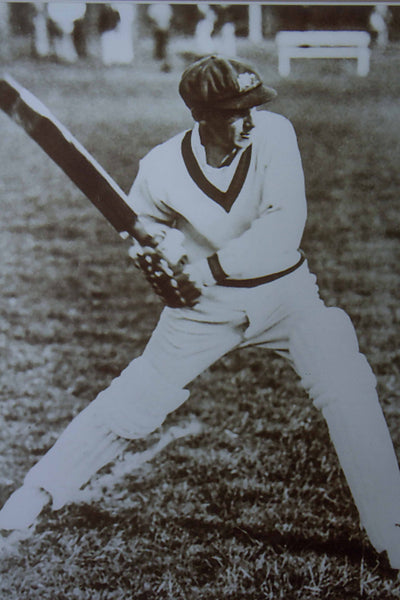 BRADMAN-Donald Bradman mini bat signed photo/Mini bat