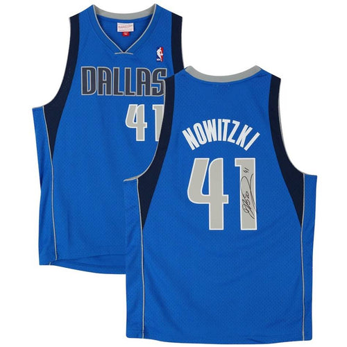 BASKETBALL-Dirk Nowitzki Signed Dallas Mavericks Jersey Framed