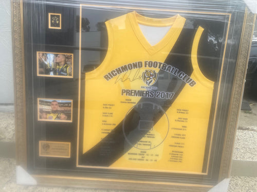 Richmond-Team 2017 Jumper Signed by Dustin Martin / Brownlow Medalist
